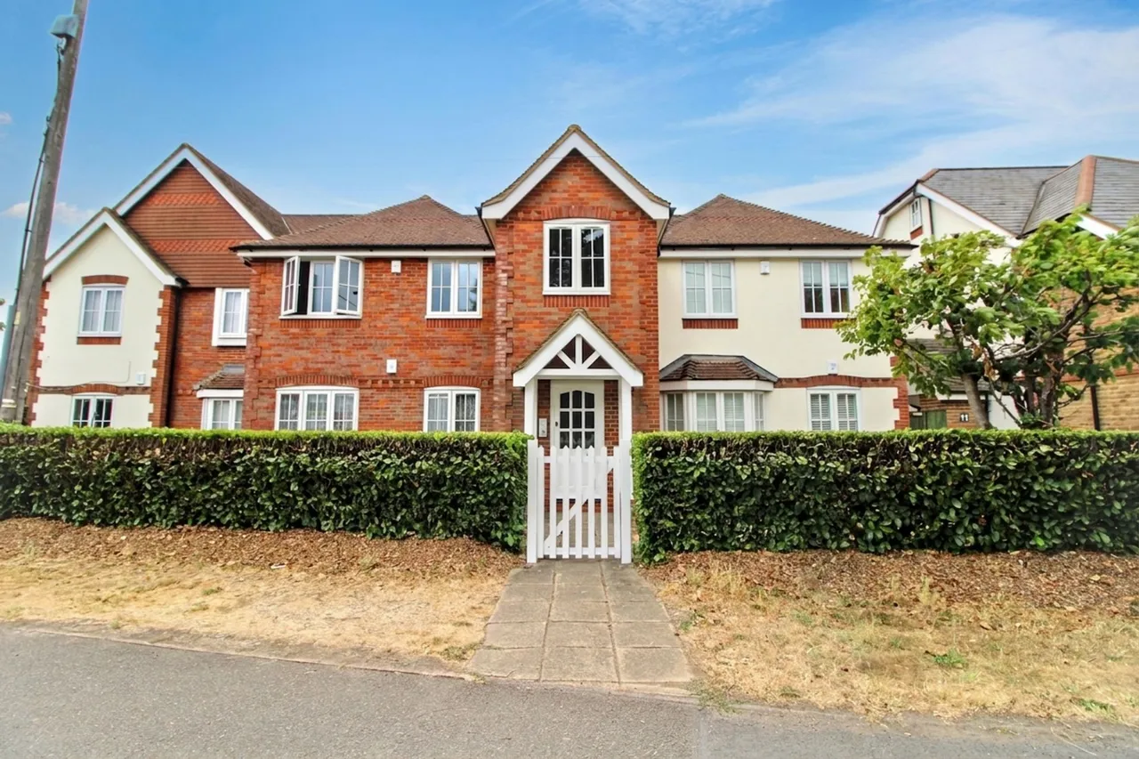 2 bed flat for sale, Amersham Road, Hazlemere, HP15