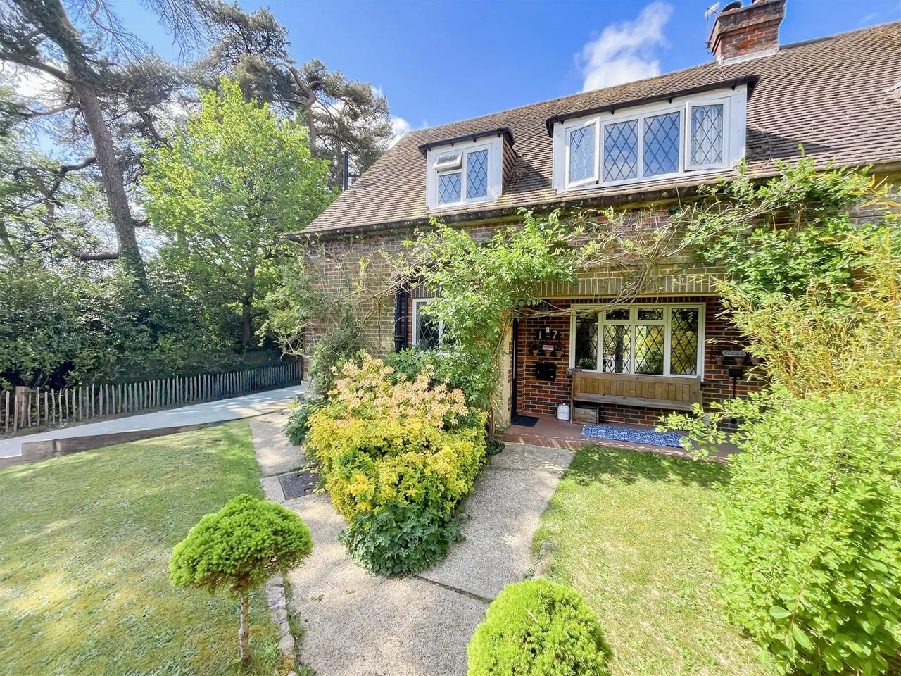 3 bed house for sale — 17 Cherwell Road, Heathfield, TN21 8JT