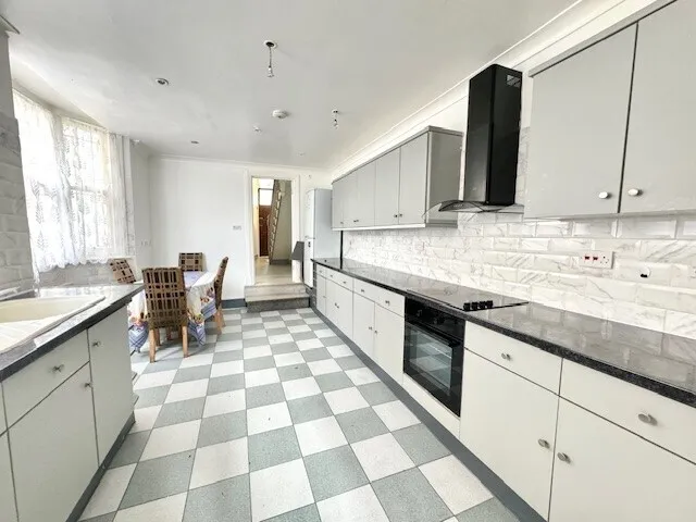 Steele Road, Leyton E11, photo 6