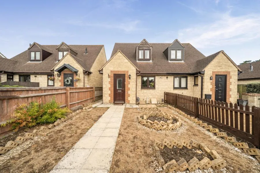 2 bed house for sale, Burford Road, Carterton, OX18
