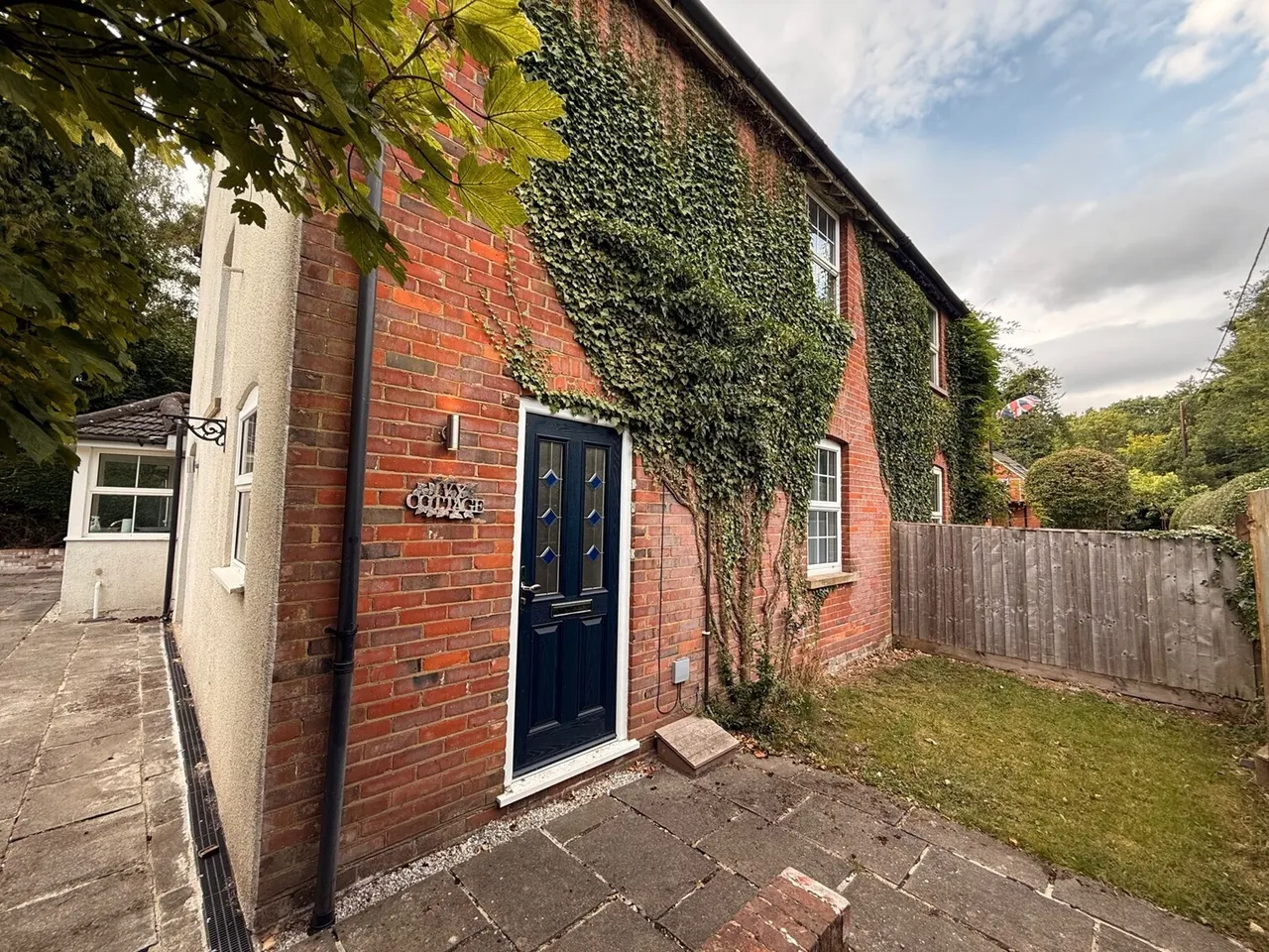 3 bed house to rent — Chesham Road, Wigginton, TRING