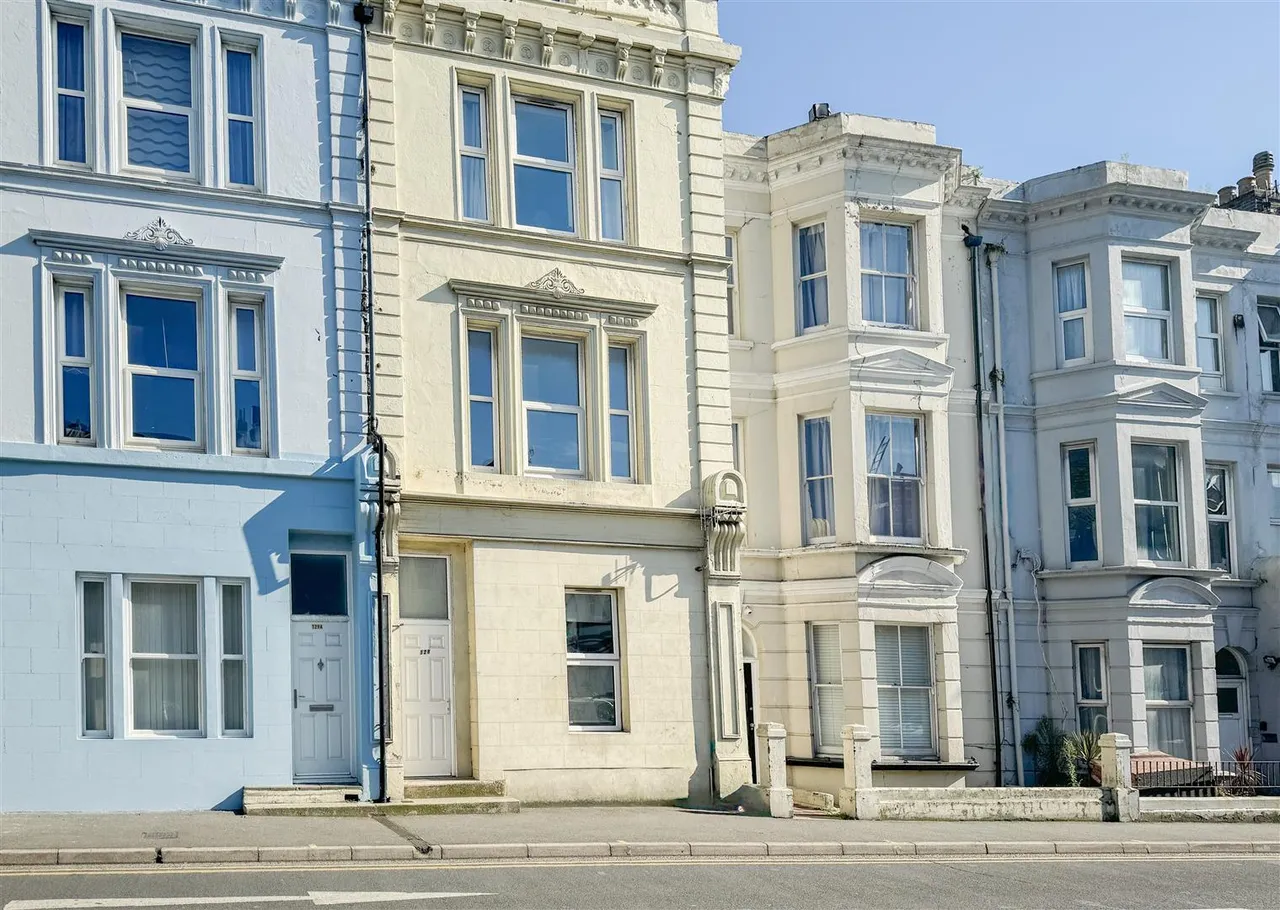 1 bed flat for sale — Queens Road, Hastings, TN34 1RP