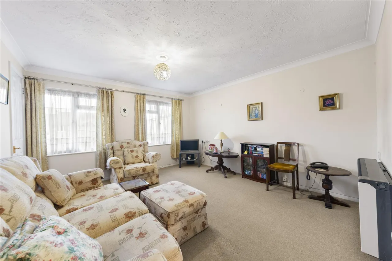 Auriol Drive, Uxbridge, photo 8