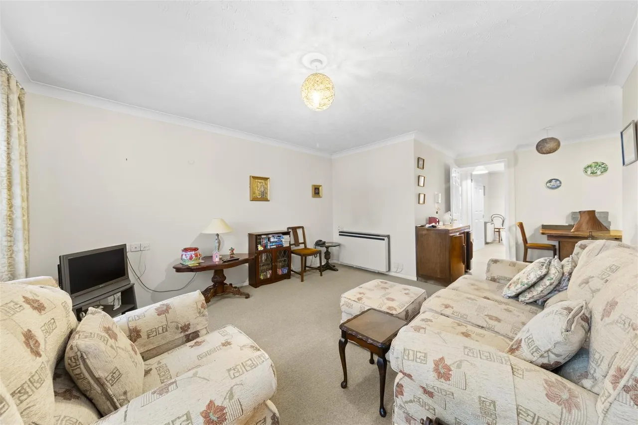Auriol Drive, Uxbridge, photo 2