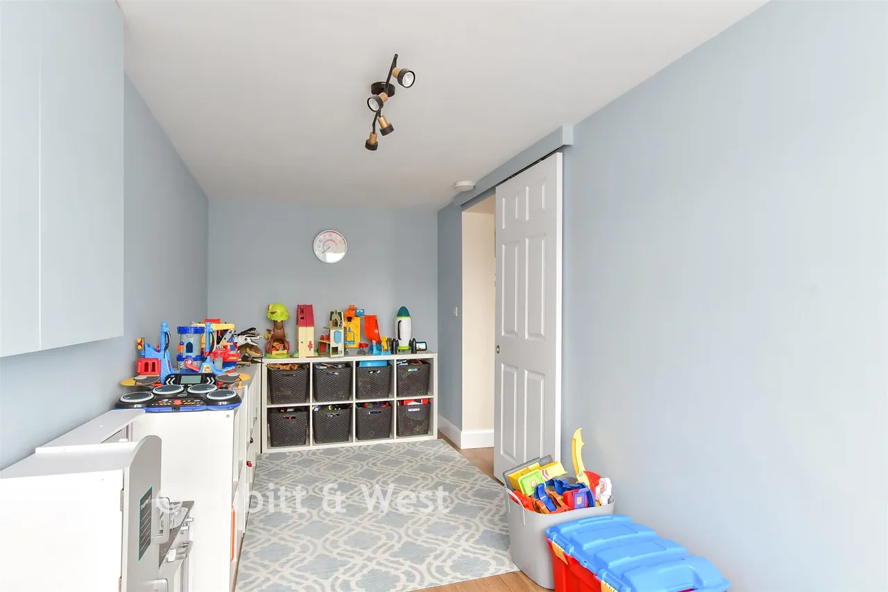 Rosvara Avenue, Westergate, PO20, photo 8