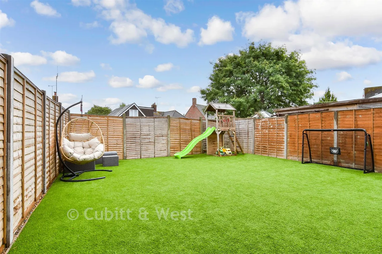 Rosvara Avenue, Westergate, PO20, photo 2