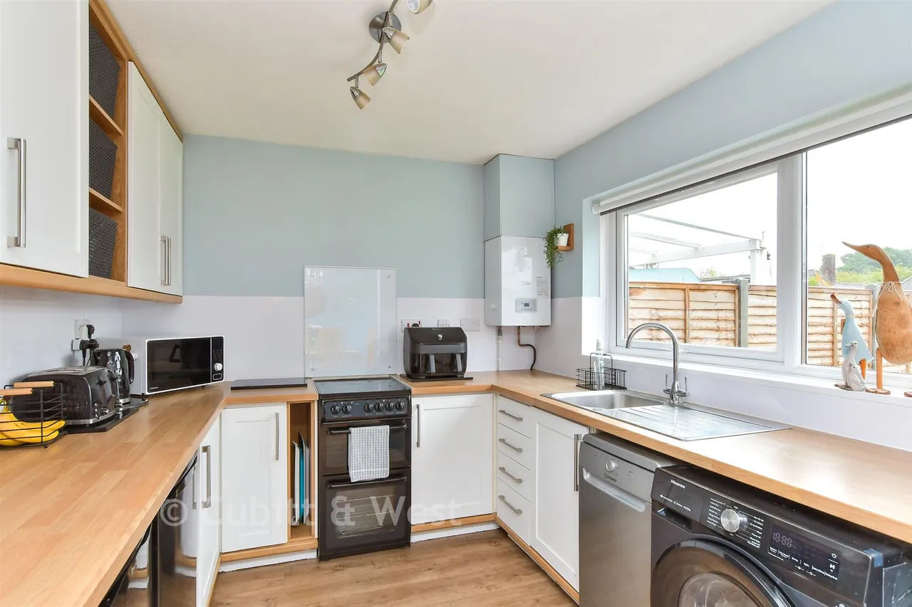 Rosvara Avenue, Westergate, PO20, photo 7