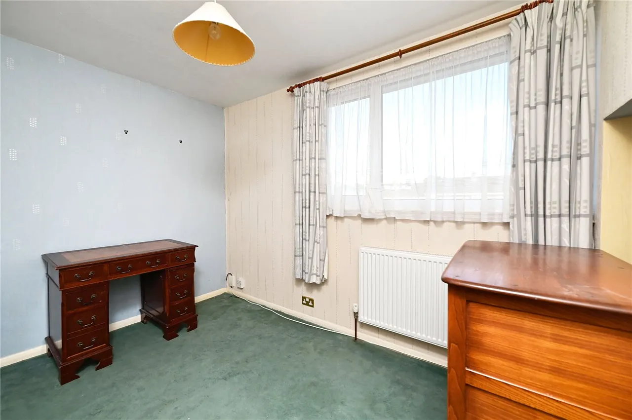 Robins Grove Crescent, Yateley, GU46, photo 12
