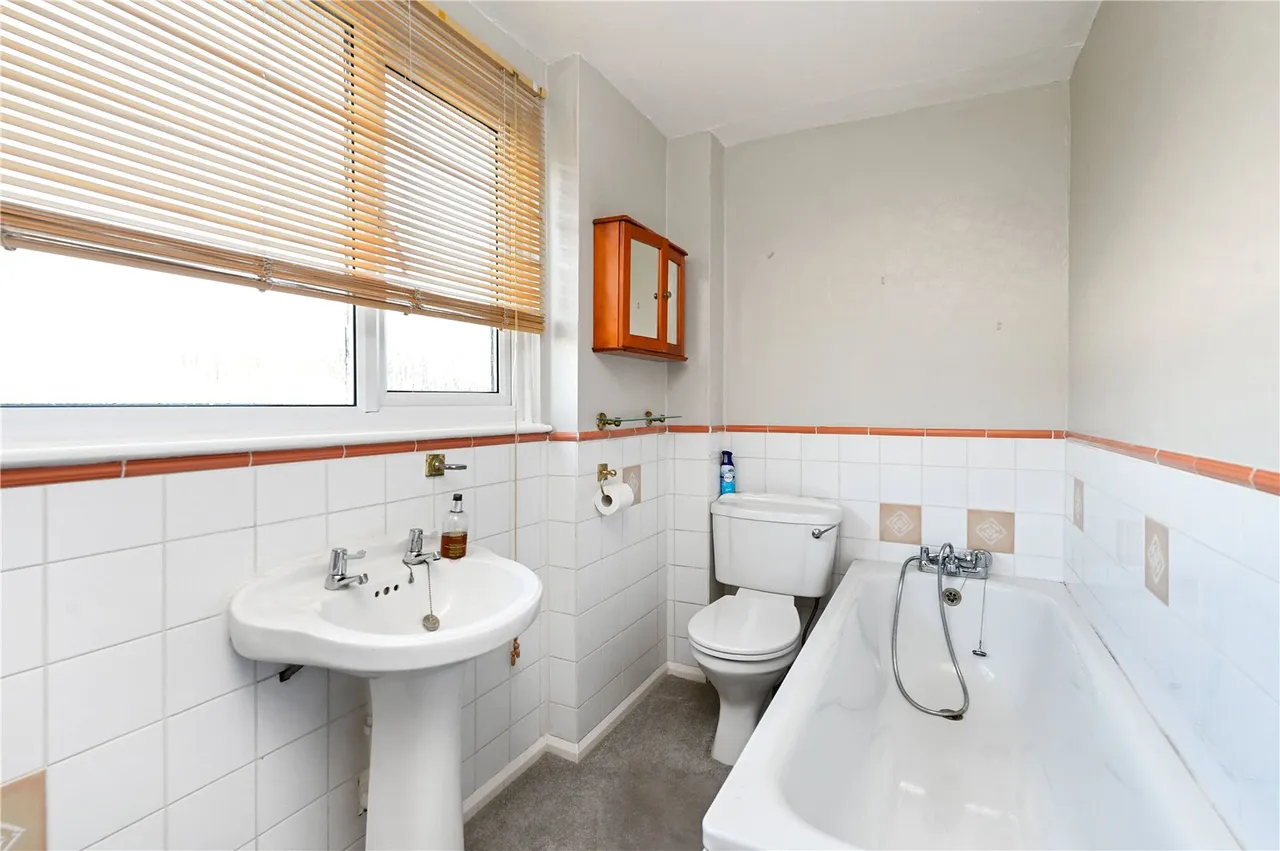 Robins Grove Crescent, Yateley, GU46, photo 8