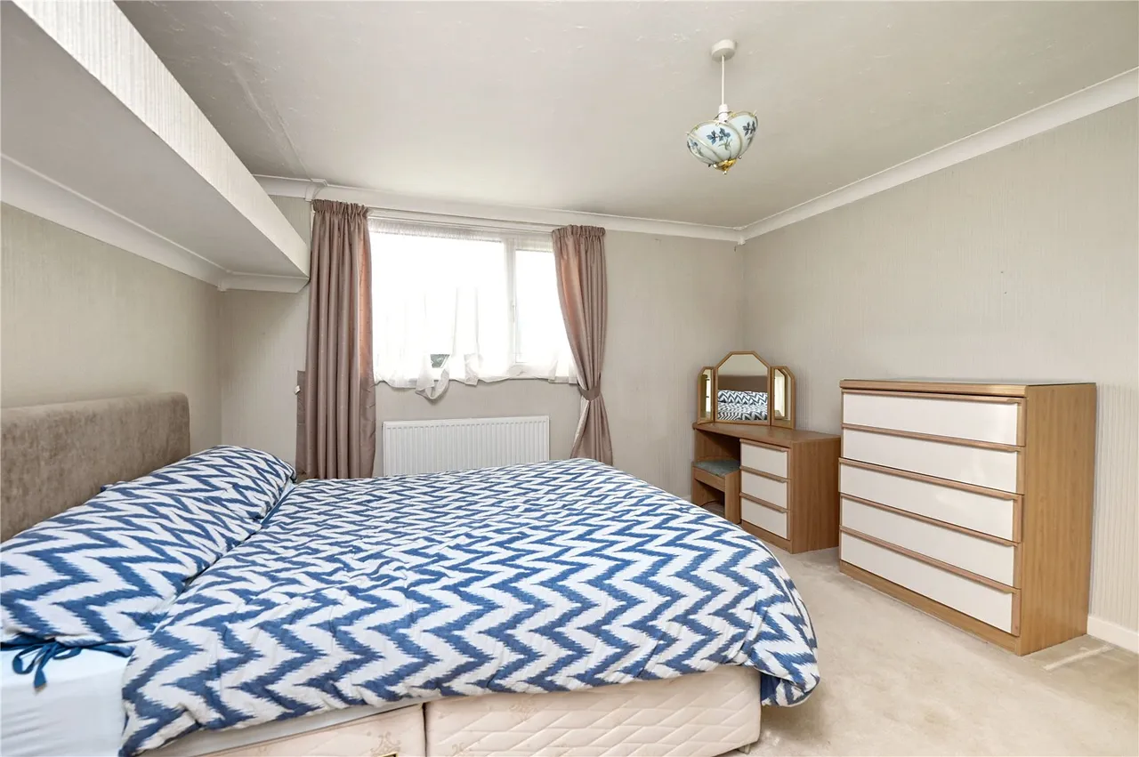 Robins Grove Crescent, Yateley, GU46, photo 6