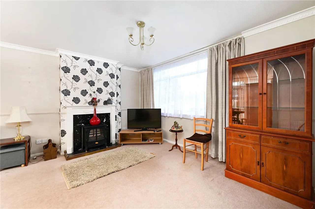 Robins Grove Crescent, Yateley, GU46, photo 2