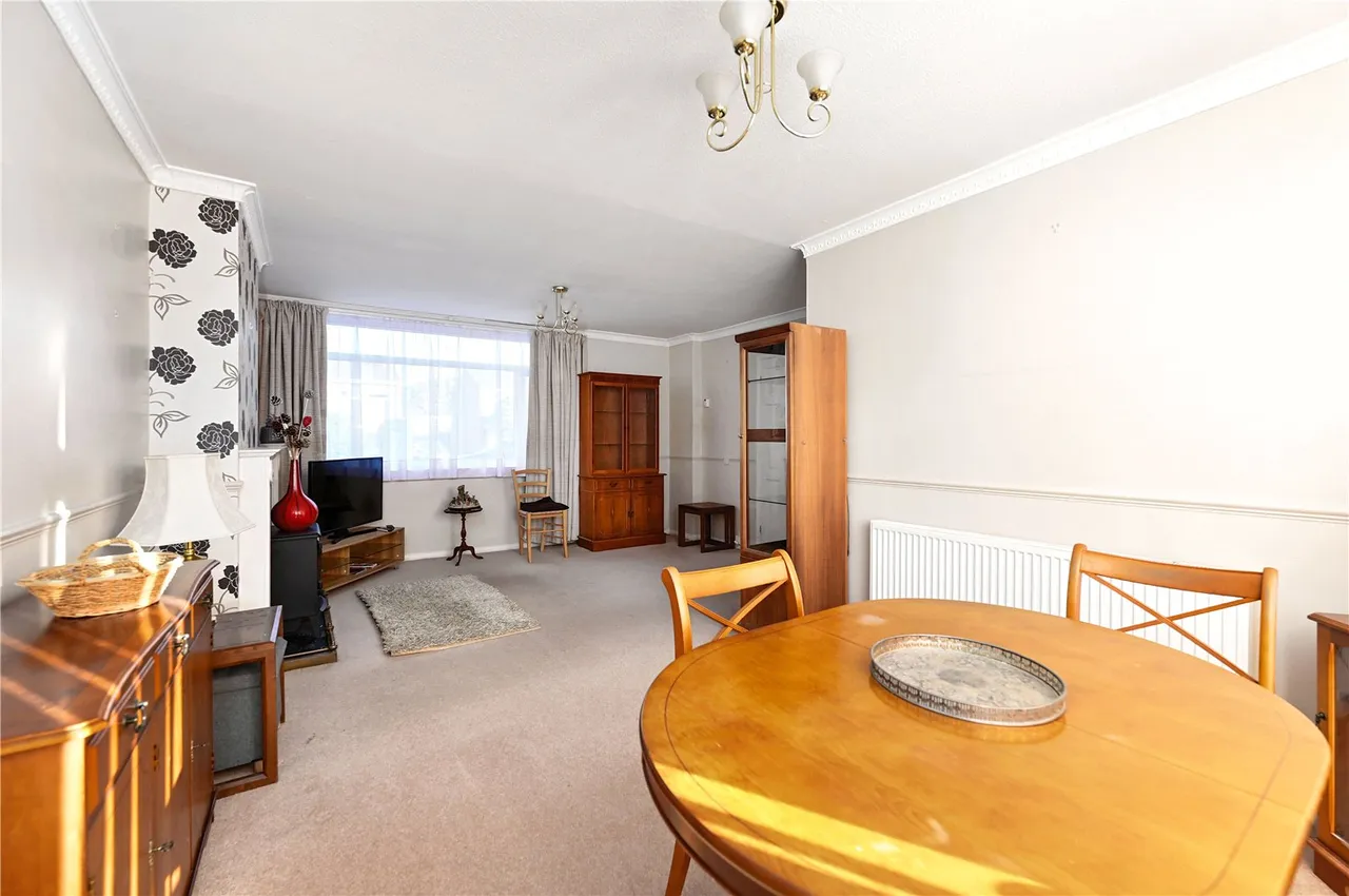 Robins Grove Crescent, Yateley, GU46, photo 7