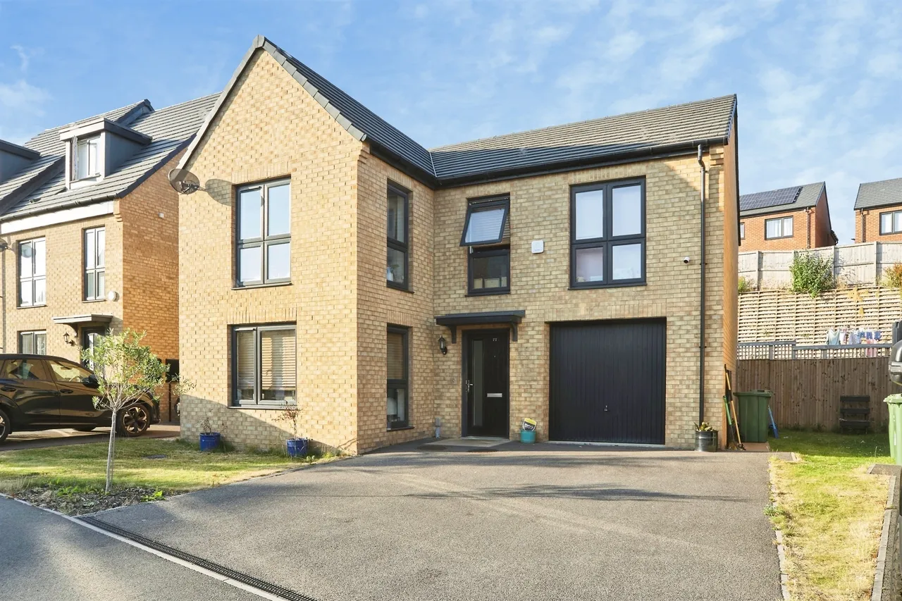 4 bed house for sale — Clayton Wood Road, Leeds