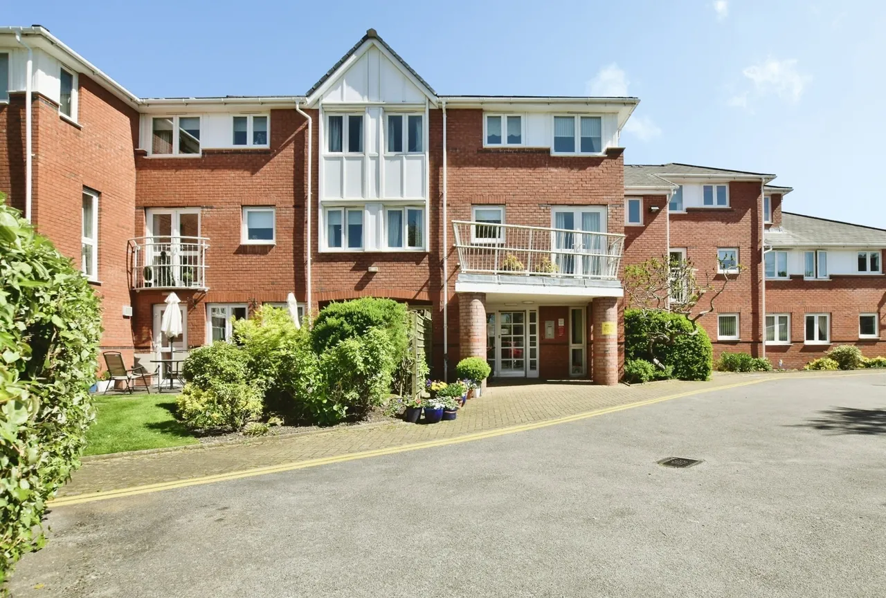 1 bed flat for sale — Howard Court, Bedford Drive, Timperley, Altrincham, WA15