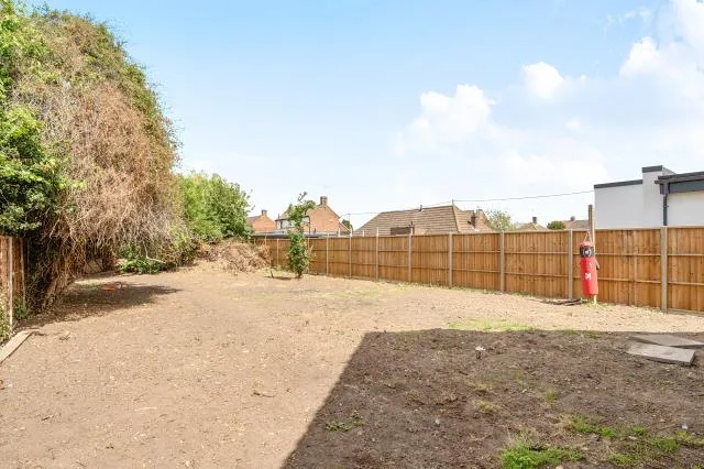 Feltham Hill Road, Ashford, TW15, photo 2