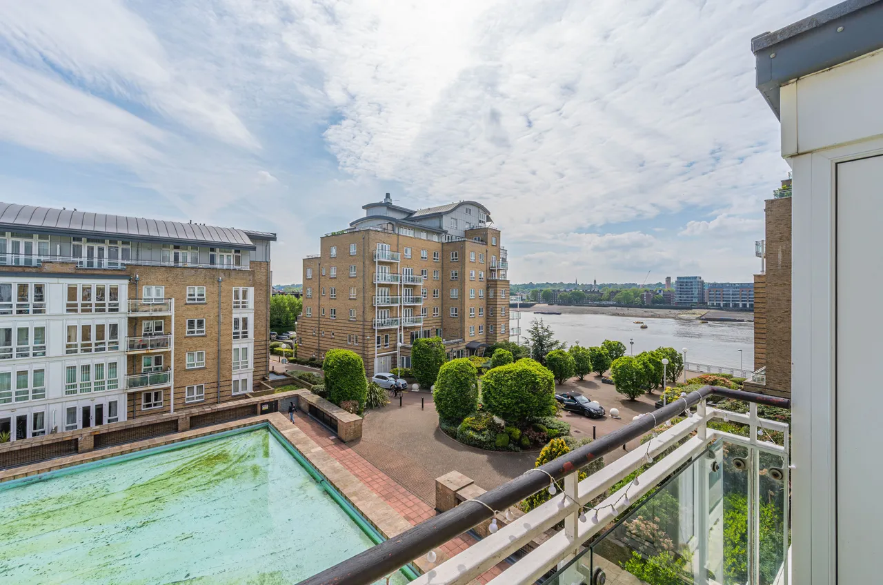 2 bed flat for sale — 167 St Davids Square, London