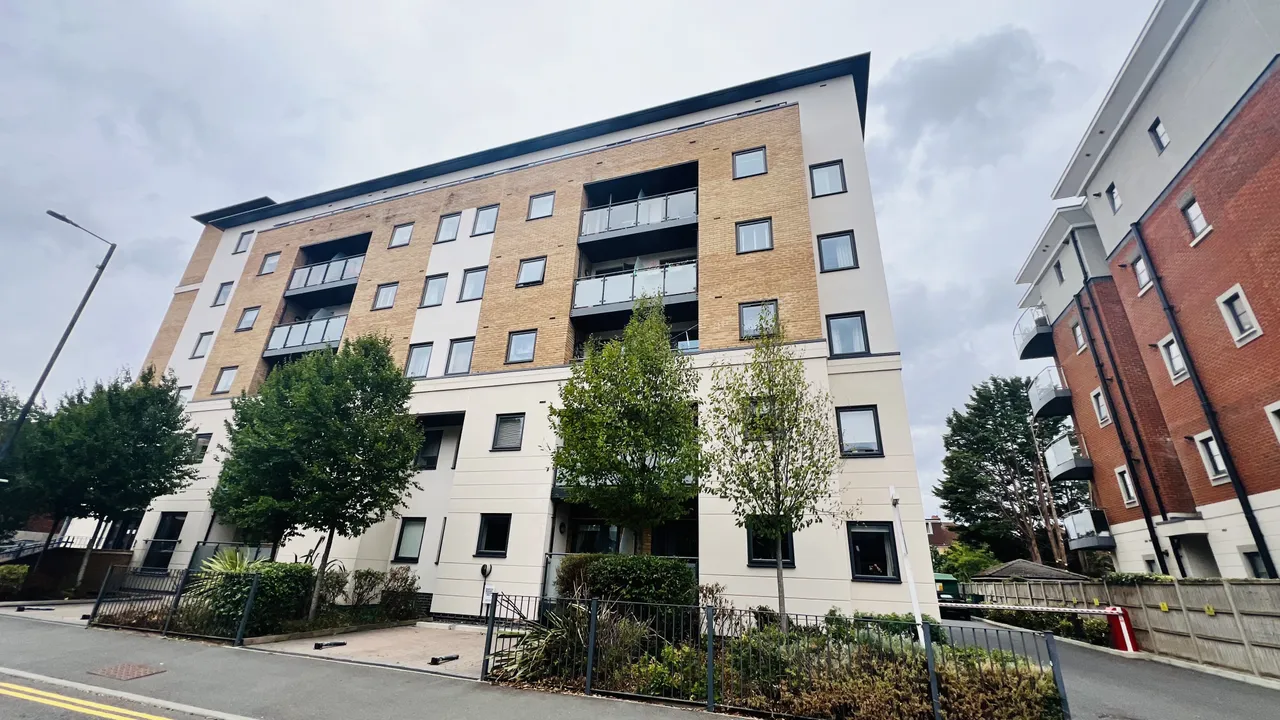 2 bed flat to rent — Bridge Avenue, MAIDENHEAD