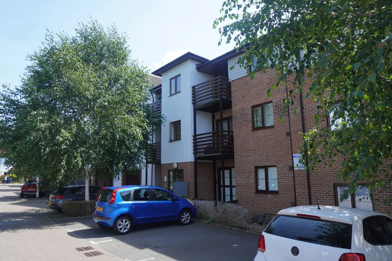 2 bed flat to rent, John North Close, High Wycombe, HP11