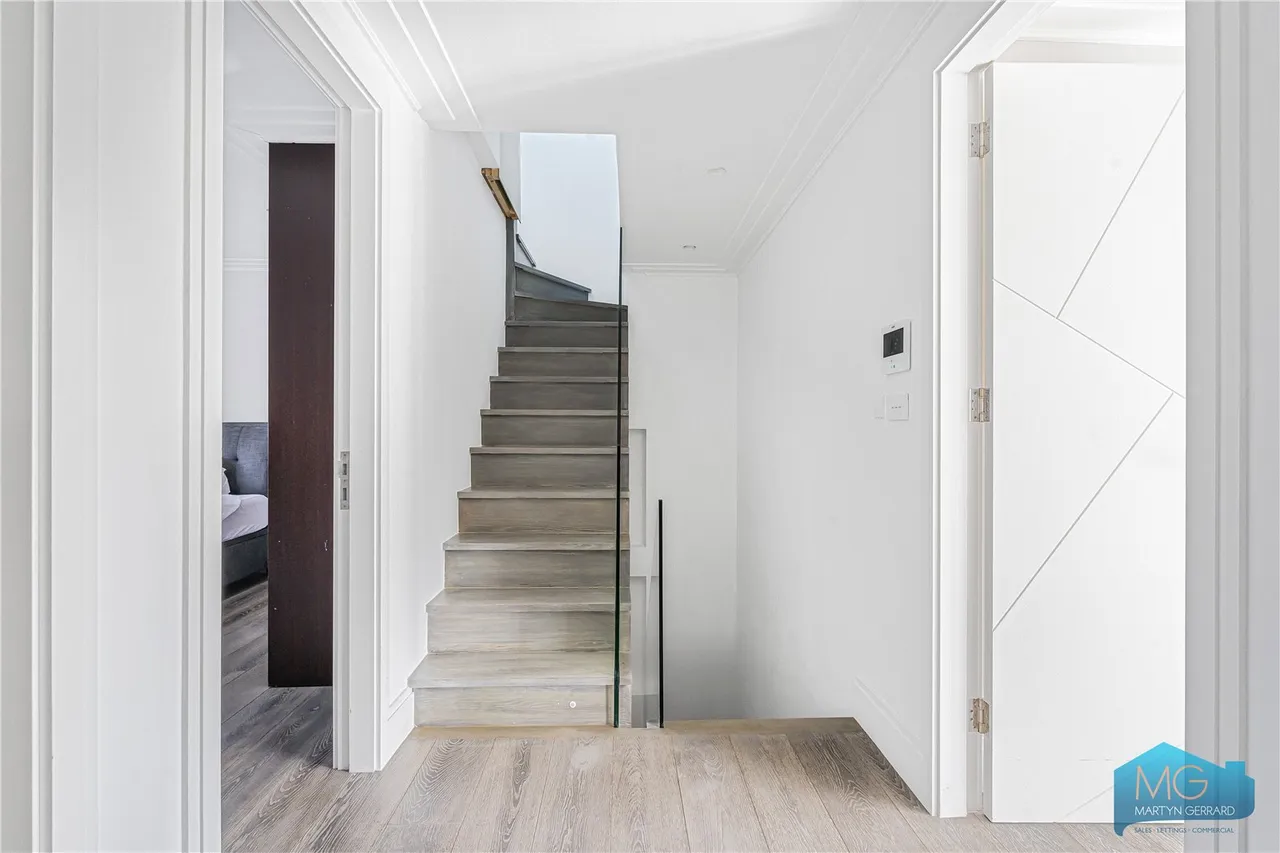 Elliot Road, London, NW4, photo 35