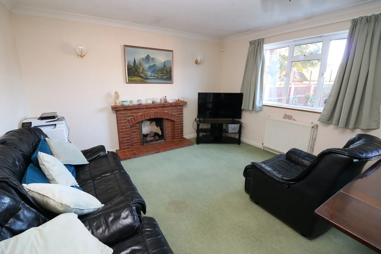 Pinecot Pinewood Drive, Middlesex Staines-upon-Thames, TW18, photo 2