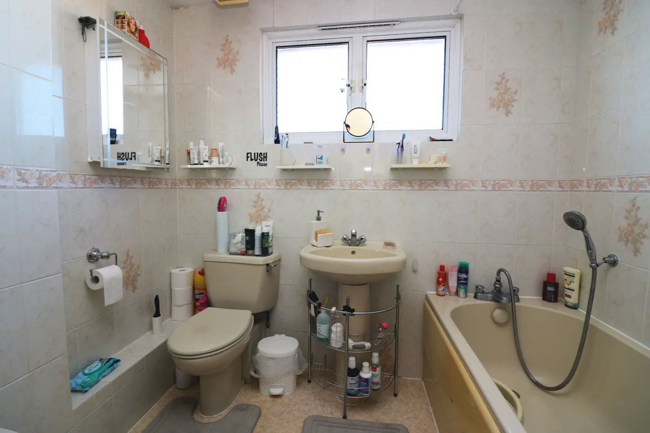 Pinecot Pinewood Drive, Middlesex Staines-upon-Thames, TW18, photo 7