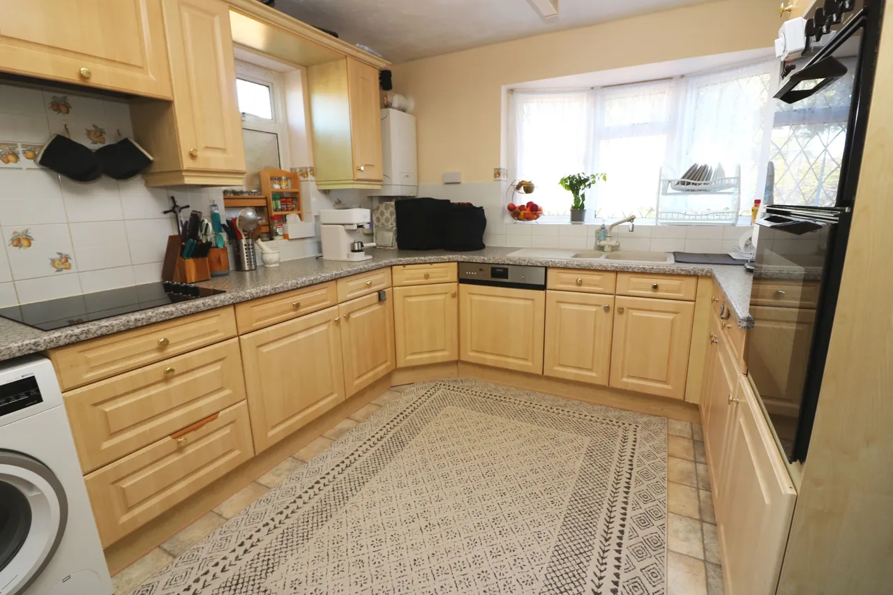 Pinecot Pinewood Drive, Middlesex Staines-upon-Thames, TW18, photo 4