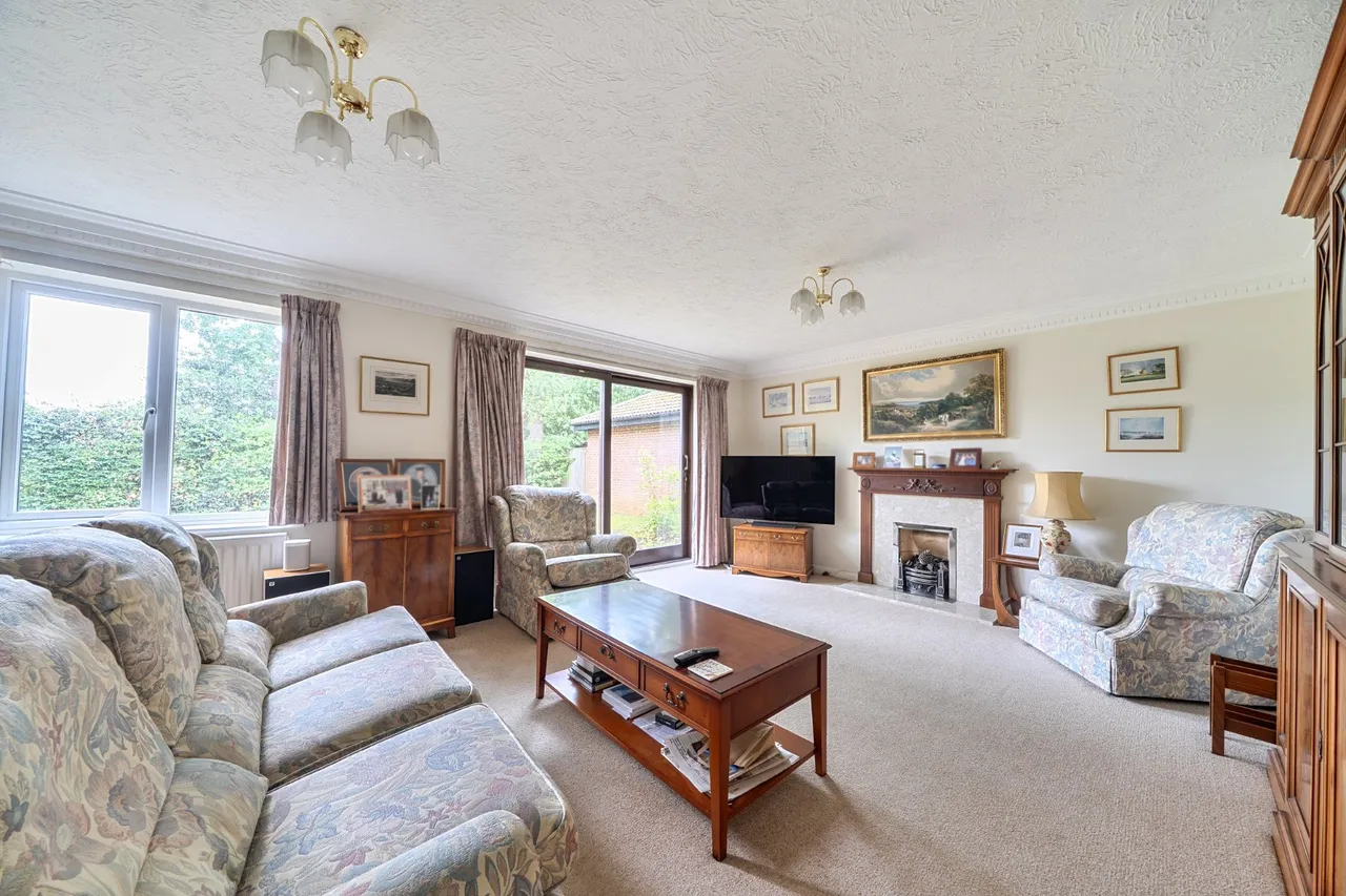 Squirrel Wood, West Byfleet, KT14, photo 2