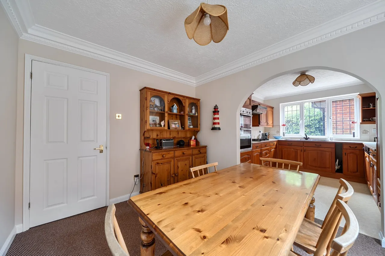 Squirrel Wood, West Byfleet, KT14, photo 6