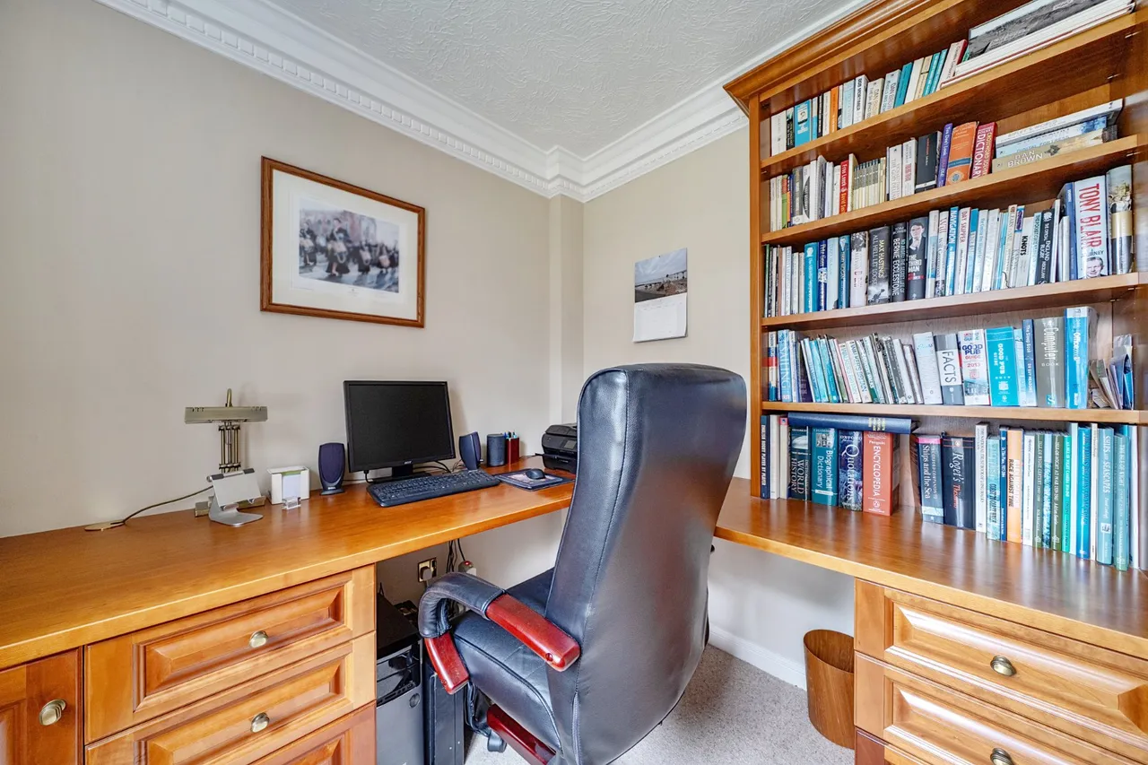 Squirrel Wood, West Byfleet, KT14, photo 9