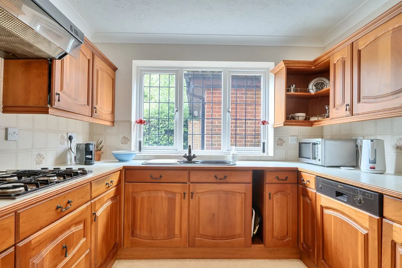 Squirrel Wood, West Byfleet, KT14, photo 5