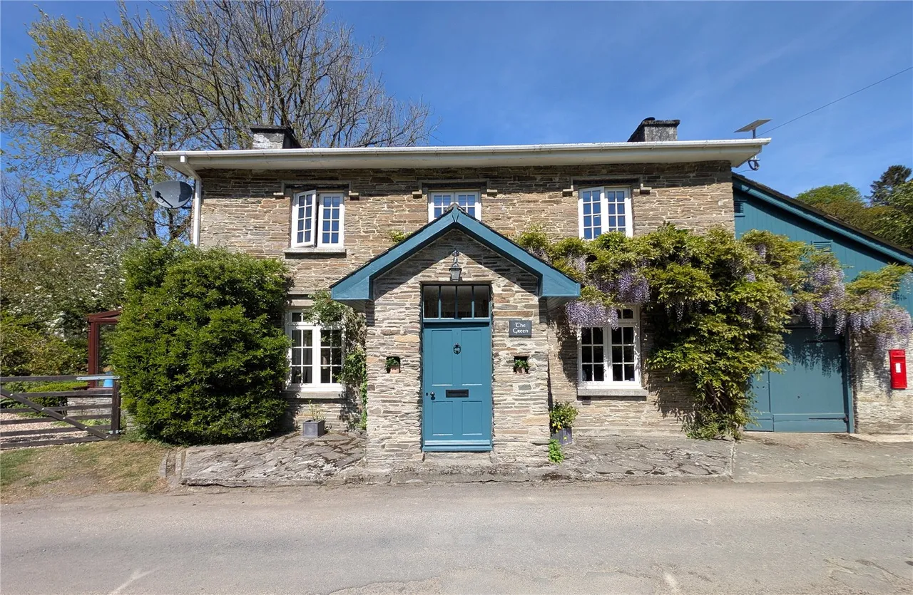 3 bed house for sale, A charming 3 bedroomed detached cottage located in this pretty rural hamlet enjoying a landscaped garden with vegetable