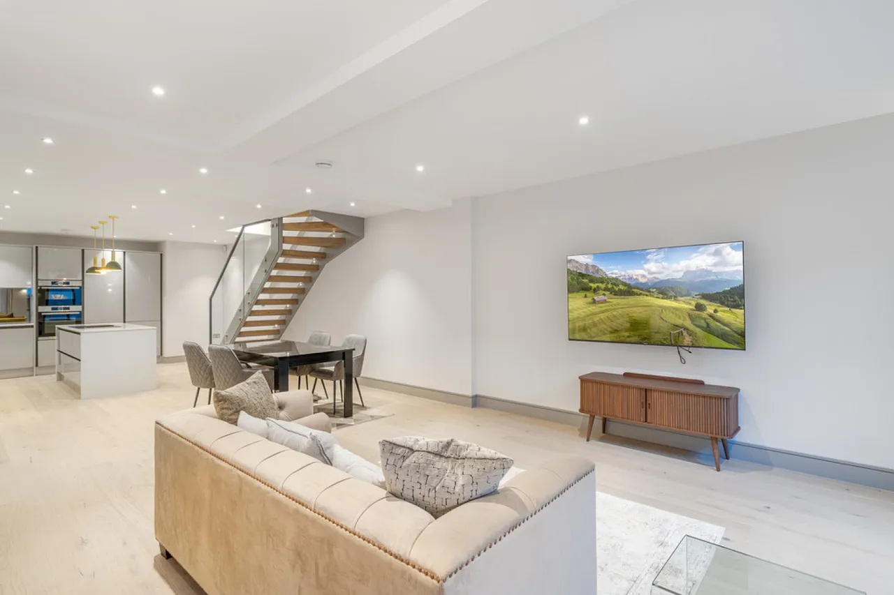 3 bed flat to rent — Lots Road, Chelsea