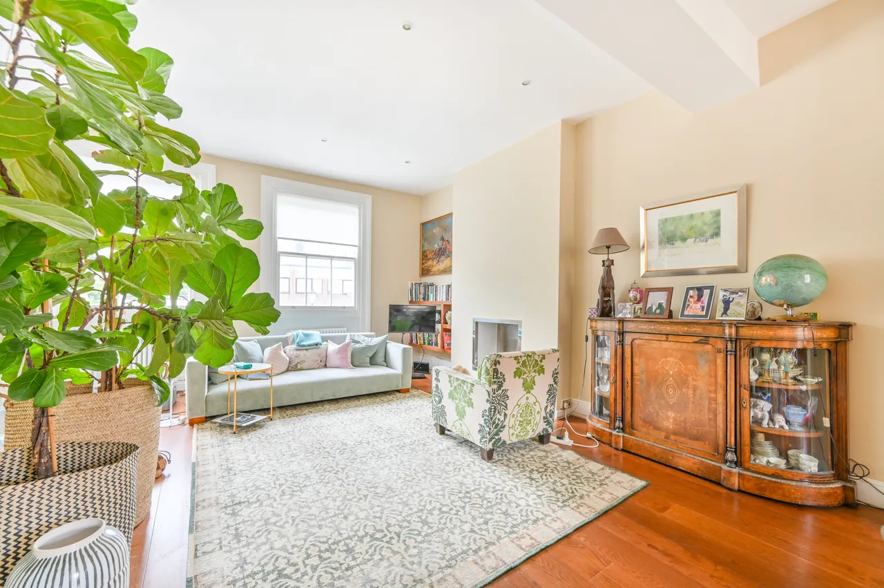 3 bed flat for sale — Upper Maisonette, 75 Cornwall Crescent, London