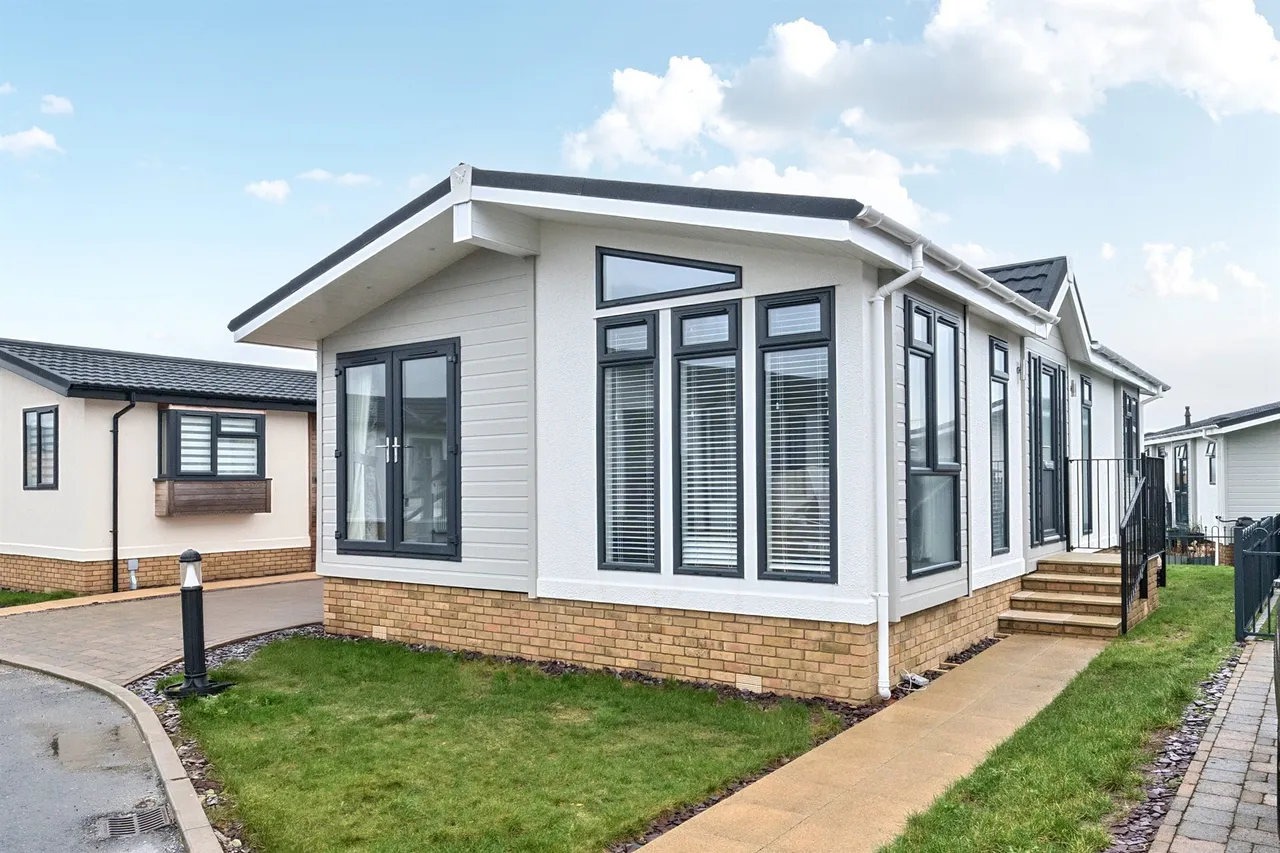 2 bed park home for sale — New Lane, Milford On Sea, Lymington