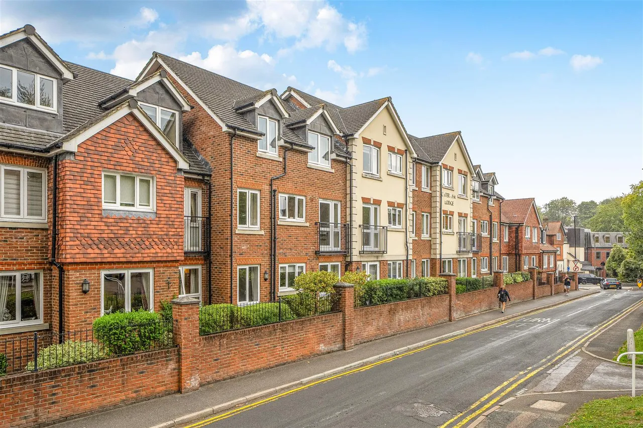 2 bed flat for sale, Stafford Road, Caterham, CR3