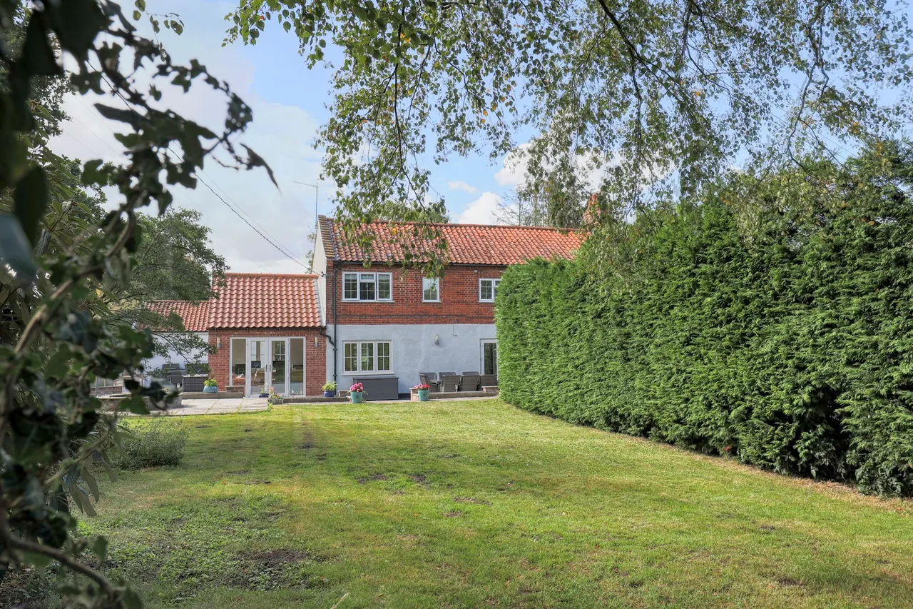5 bed house for sale, Scarning