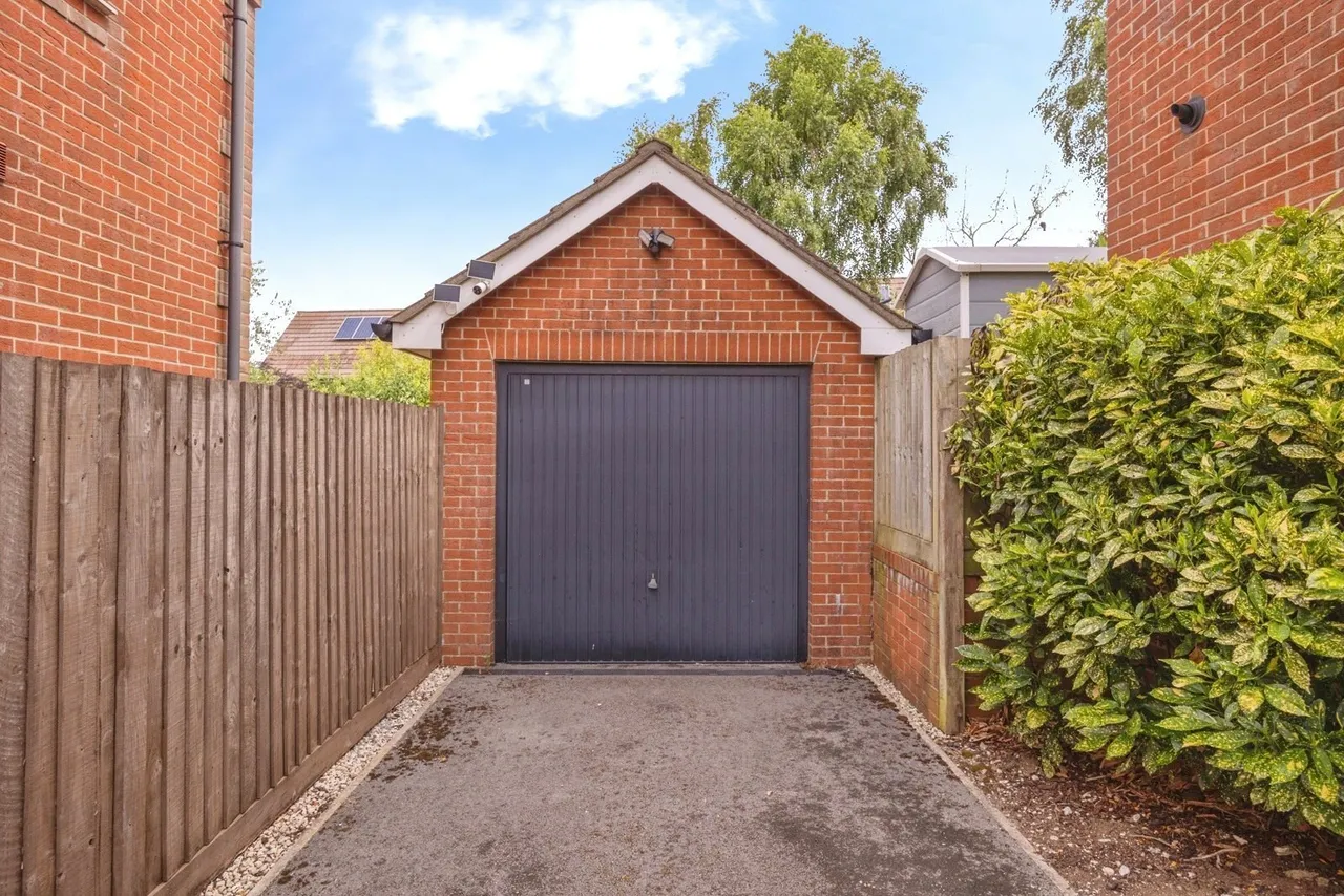Endal Way, Clanfield, PO8, photo 15