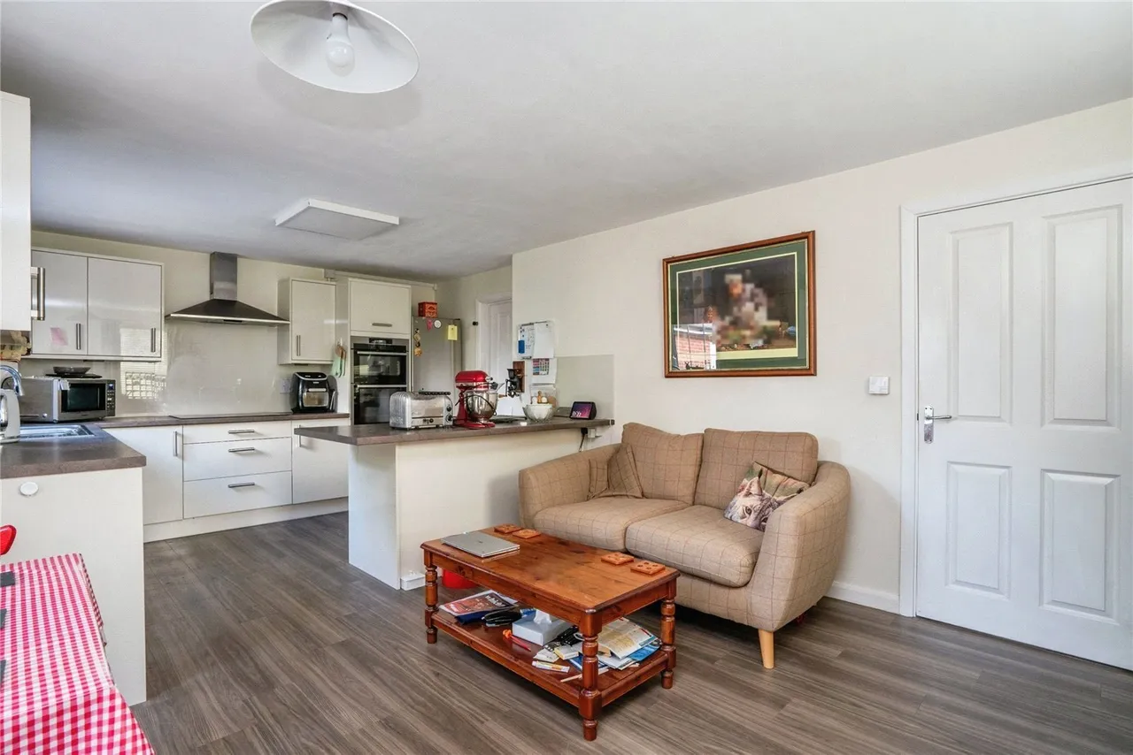 Endal Way, Clanfield, PO8, photo 11