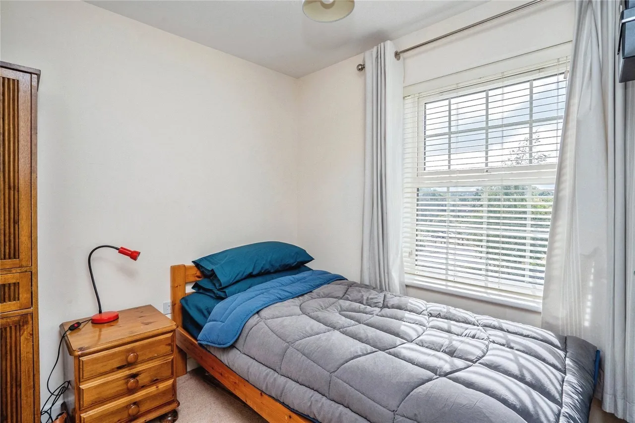 Endal Way, Clanfield, PO8, photo 8