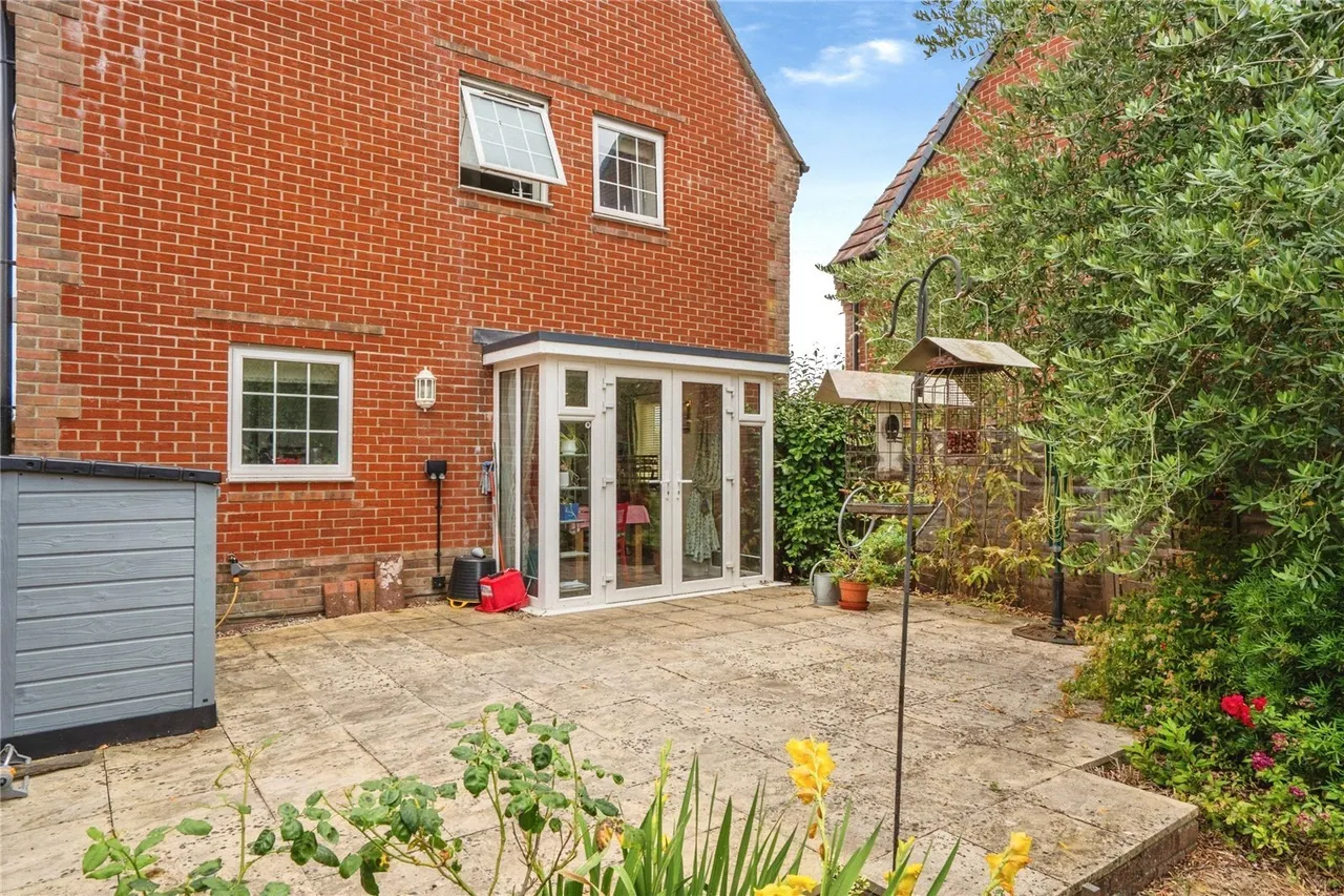 Endal Way, Clanfield, PO8, photo 14