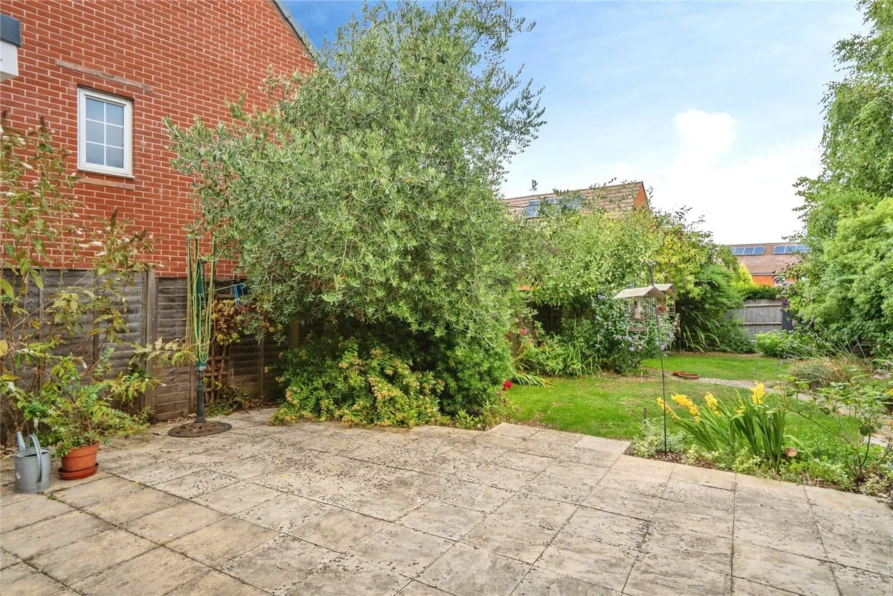 Endal Way, Clanfield, PO8, photo 3