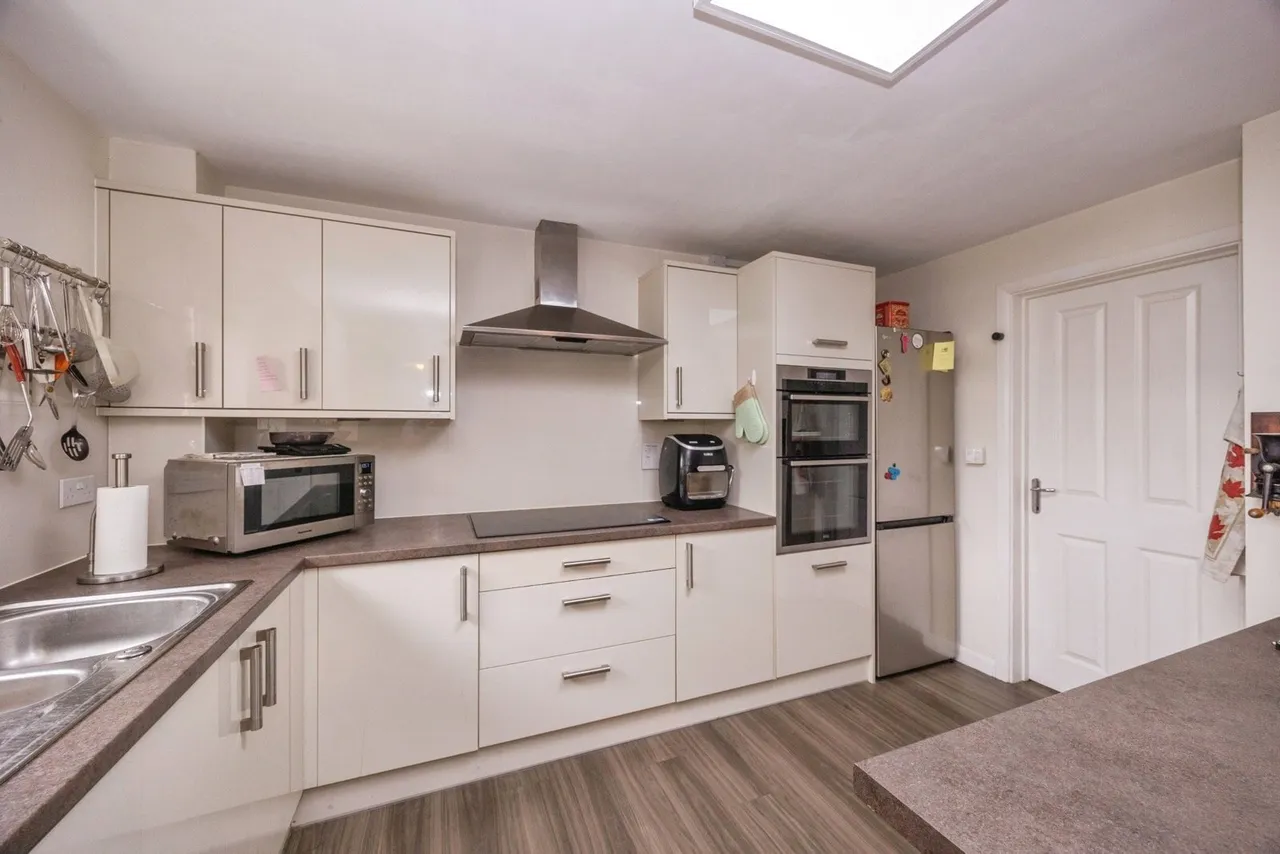 Endal Way, Clanfield, PO8, photo 2