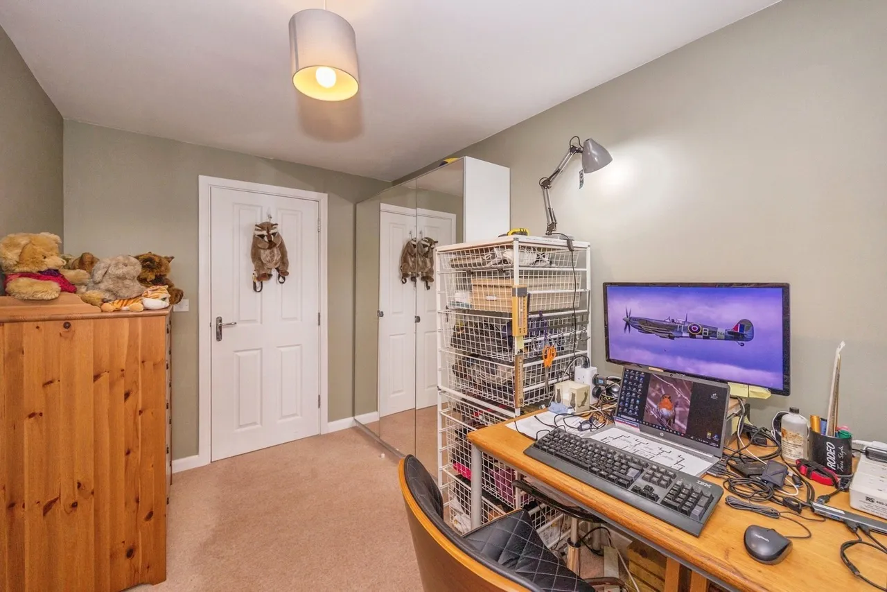 Endal Way, Clanfield, PO8, photo 7