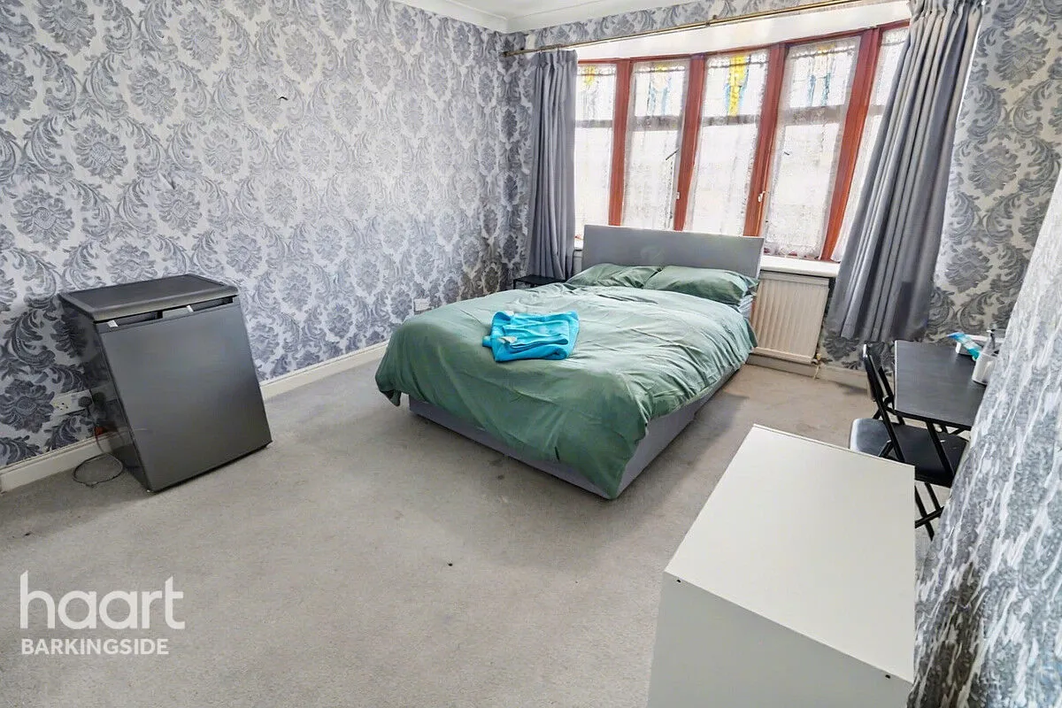 Herent Drive, Clayhall, IG5, photo 14