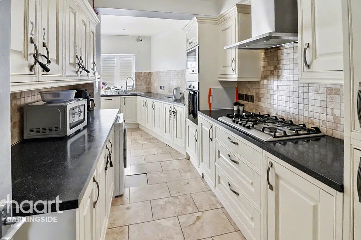 Herent Drive, Clayhall, IG5, photo 4