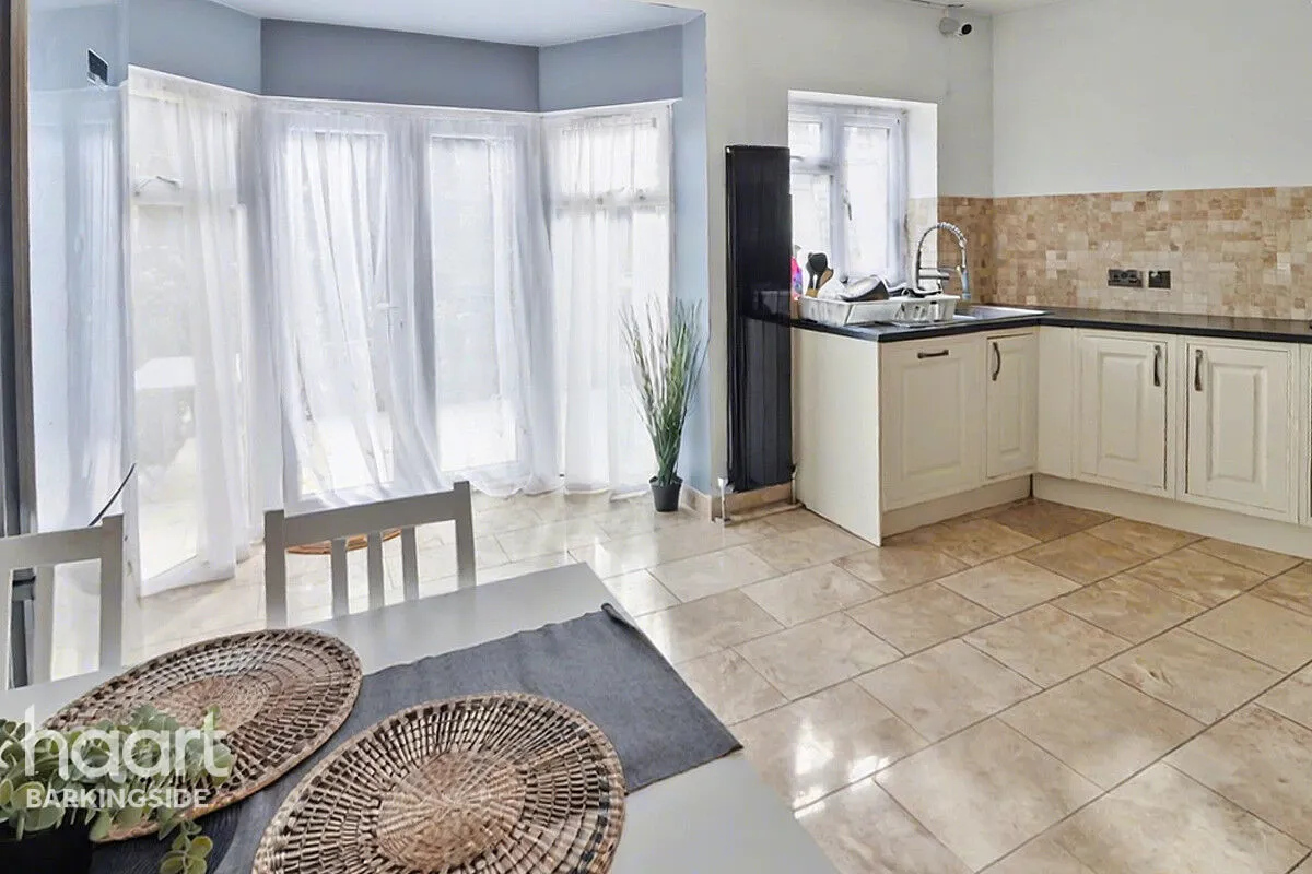 Herent Drive, Clayhall, IG5, photo 5