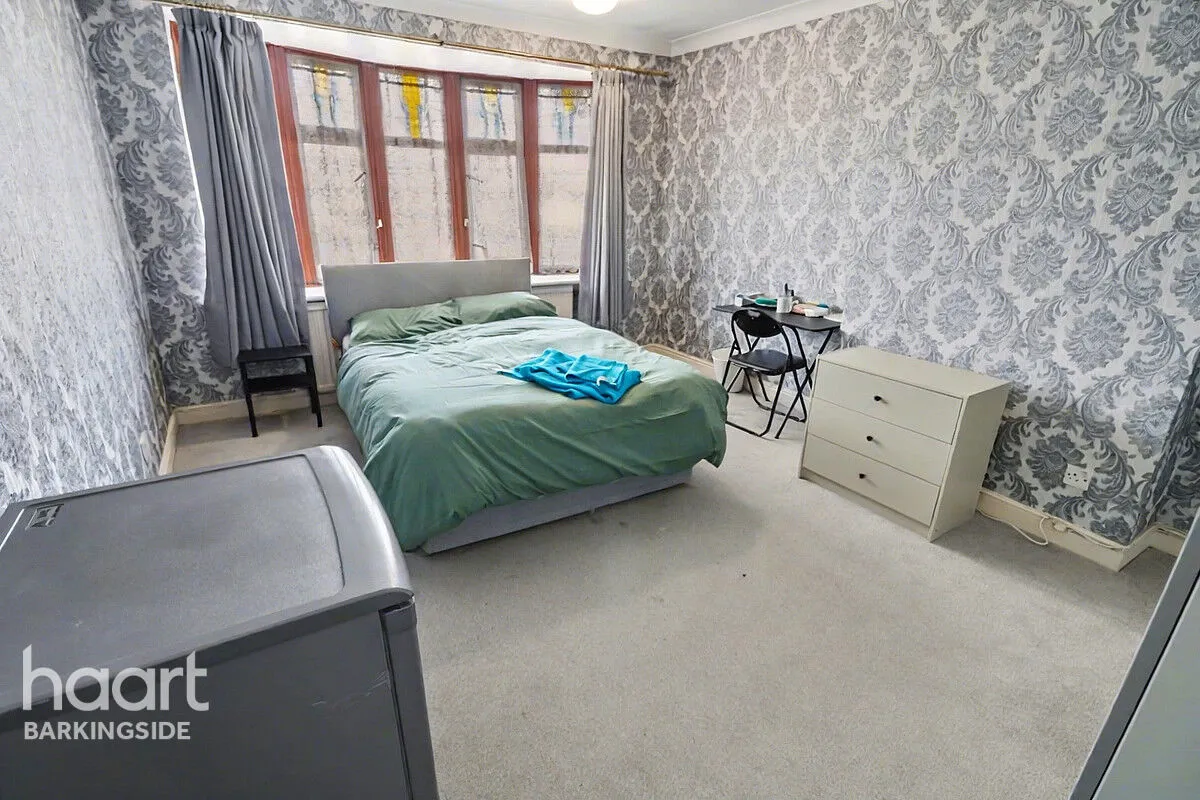 Herent Drive, Clayhall, IG5, photo 13