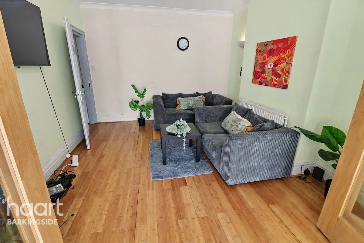 Herent Drive, Clayhall, IG5, photo 3