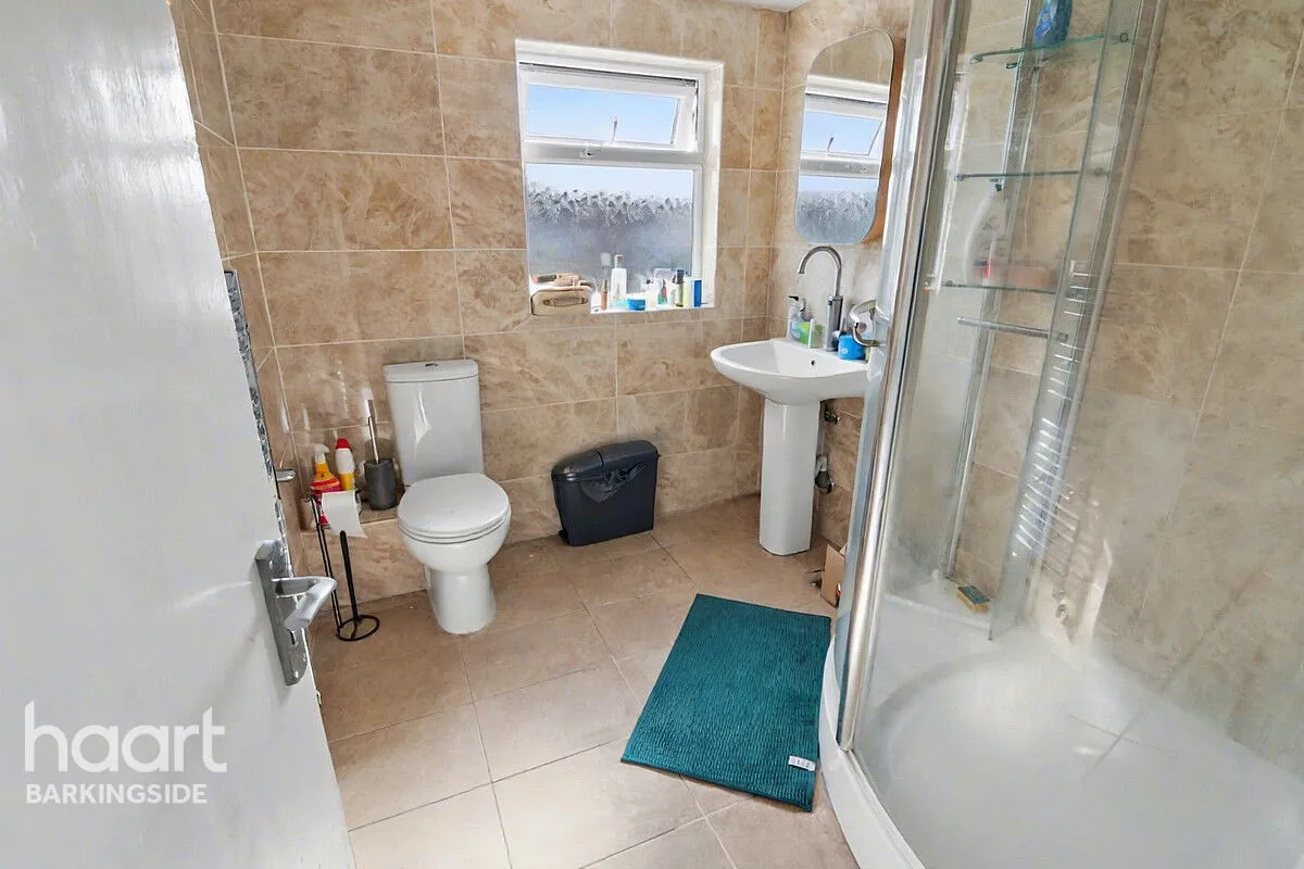 Herent Drive, Clayhall, IG5, photo 18