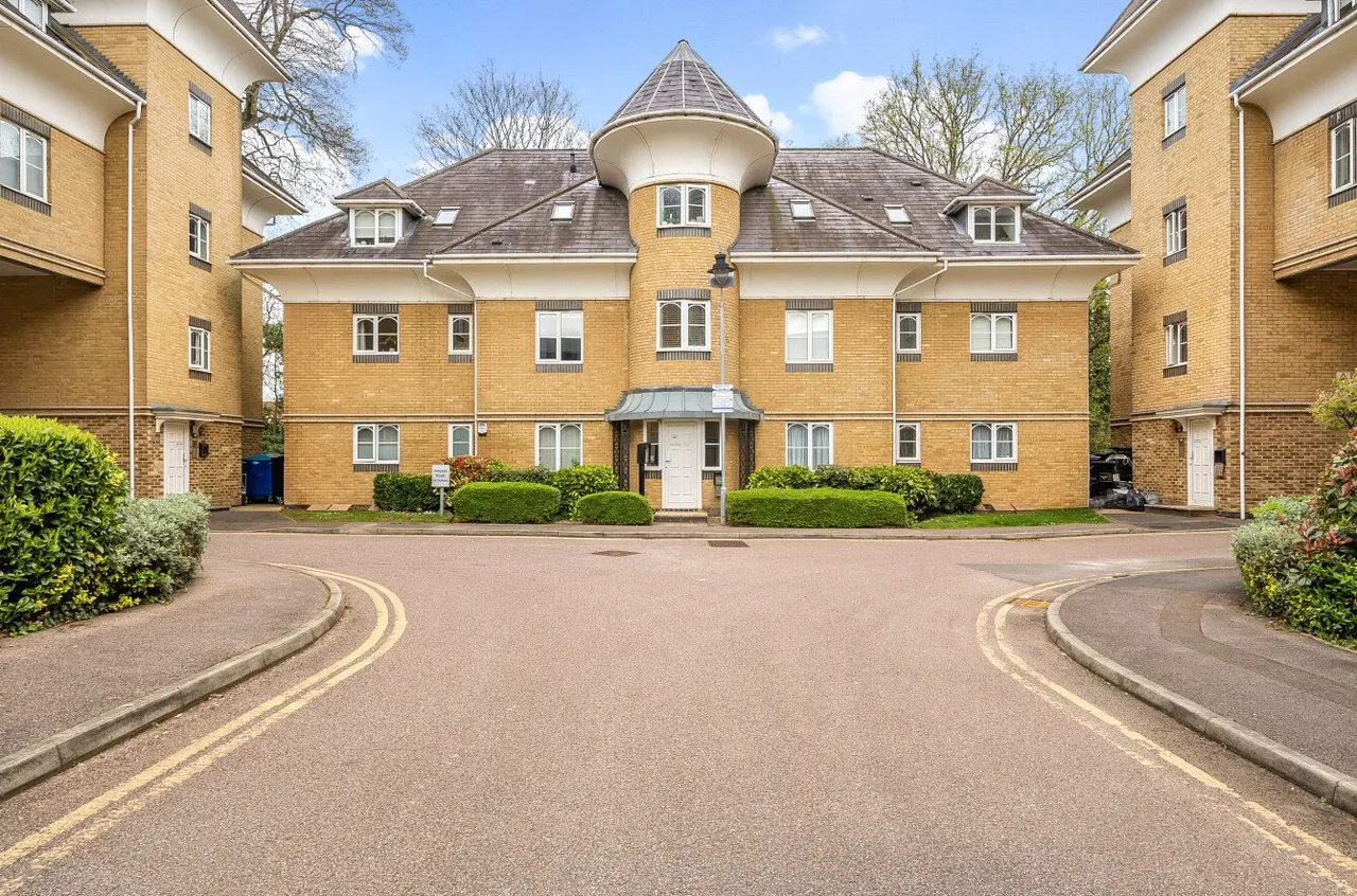 2 bed flat for sale, Century Court, Woking, GU21